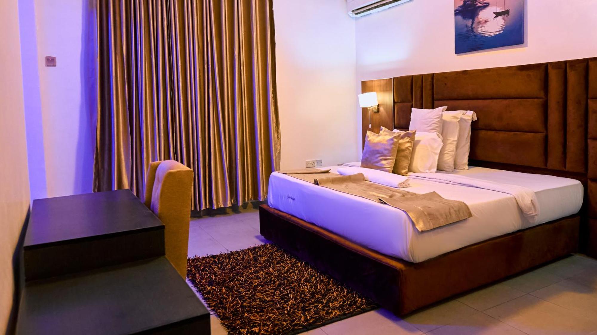 Crownedge Hotels Ikeja Exterior foto